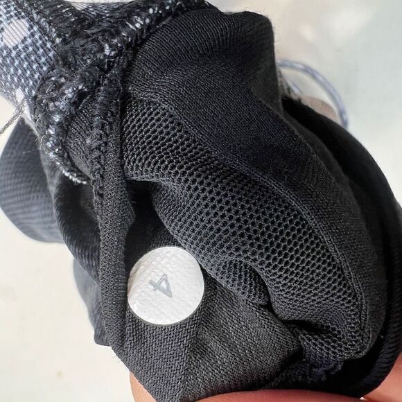 Lululemon Sports Bra Women's Size 4 Black Polka Dot Criss Cross Back  Gym Yoga - Picture 3 of 4